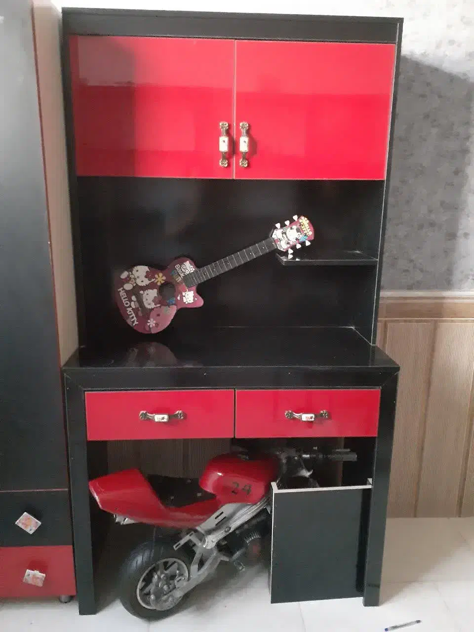 یه عدد میز تحریر در حد نو و کمد لباس|میز تحریر و کامپیوتر|رفسنجان, |دیوار