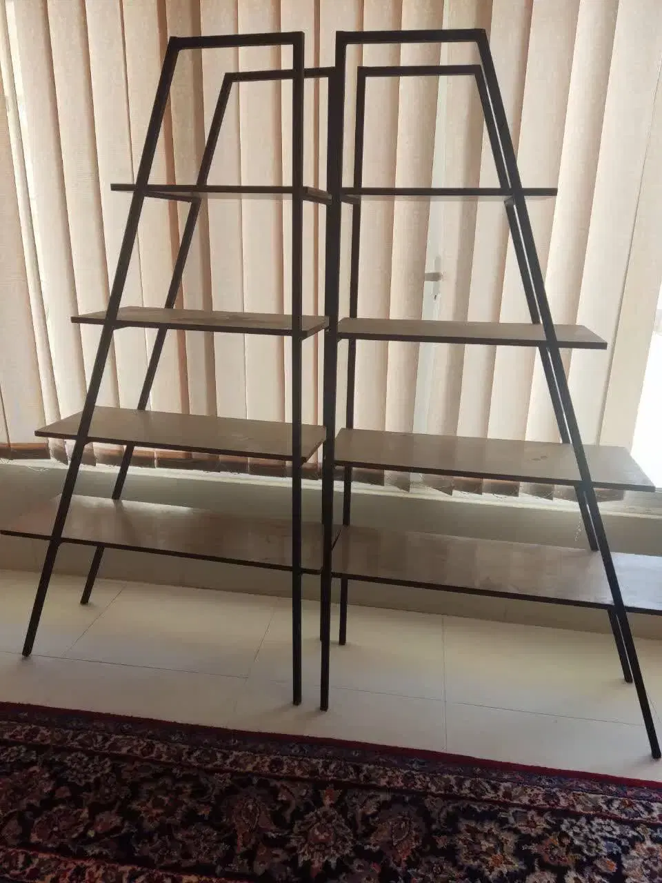 قسفه|کتابخانه، شلف، قفسه‌های دیواری|برخوار, |دیوار