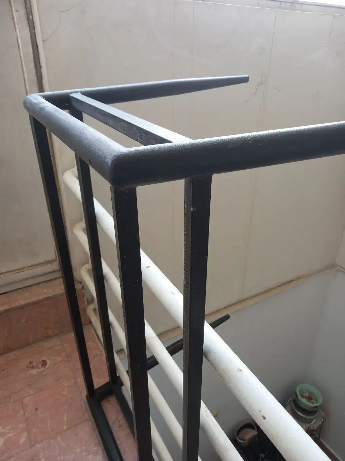 میز شش نفره بدون صندلی محکم وسالم ولوستر هم سالم|میز و صندلی غذاخوری|مشهد, سرافرازان|دیوار