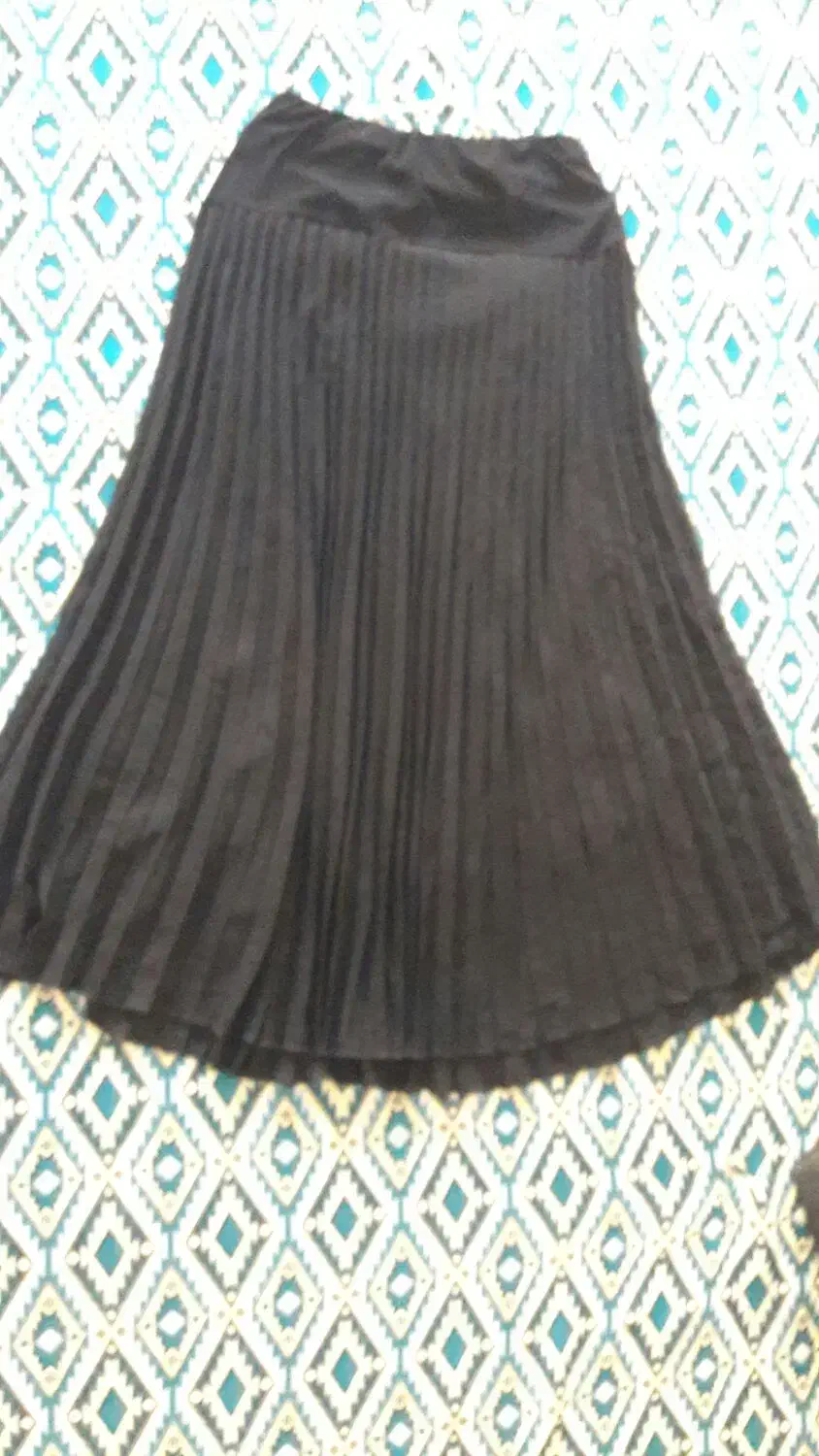 تعدادی بلیز،دامن و لباس مجلسی|لباس|صحنه, |دیوار