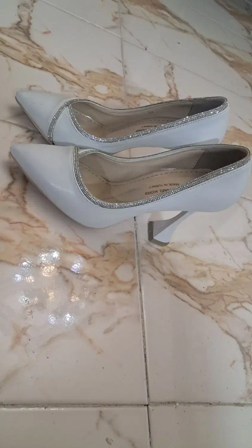 کفش پاشنه بلند|کیف، کفش، کمربند|خوی, |دیوار