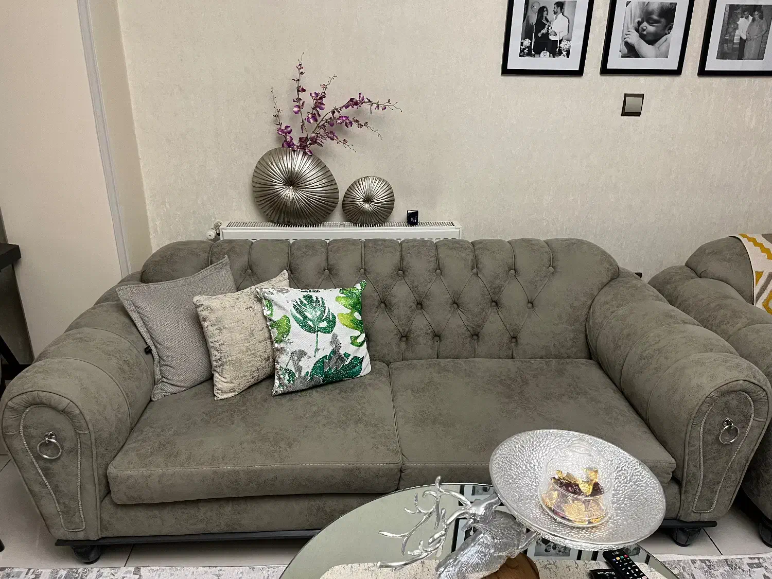 مبلمان برند چستر همراه با میزنهارخوری و عسلی ها|مبلمان خانگی و میز عسلی|اندیشه, اندیشه فاز ۱|دیوار