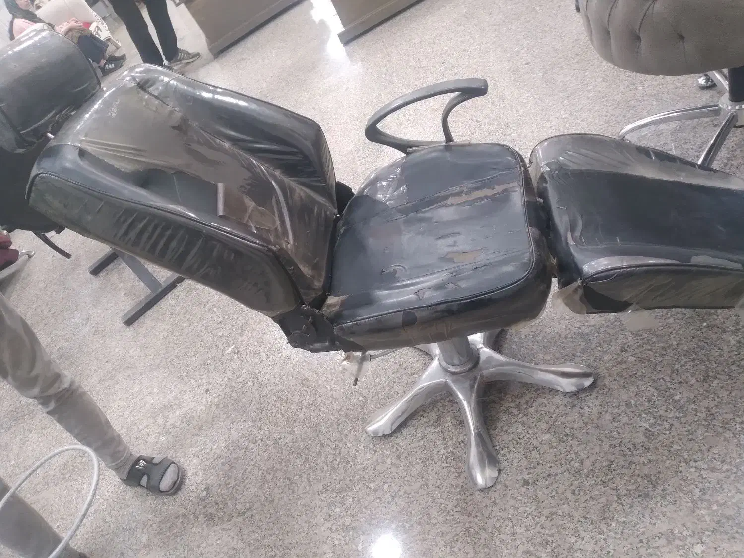 دوعددصندلی اصلاح باهم یک تومان|آرایشگاه و سالن‌های زیبایی|ملک‌آباد, |دیوار