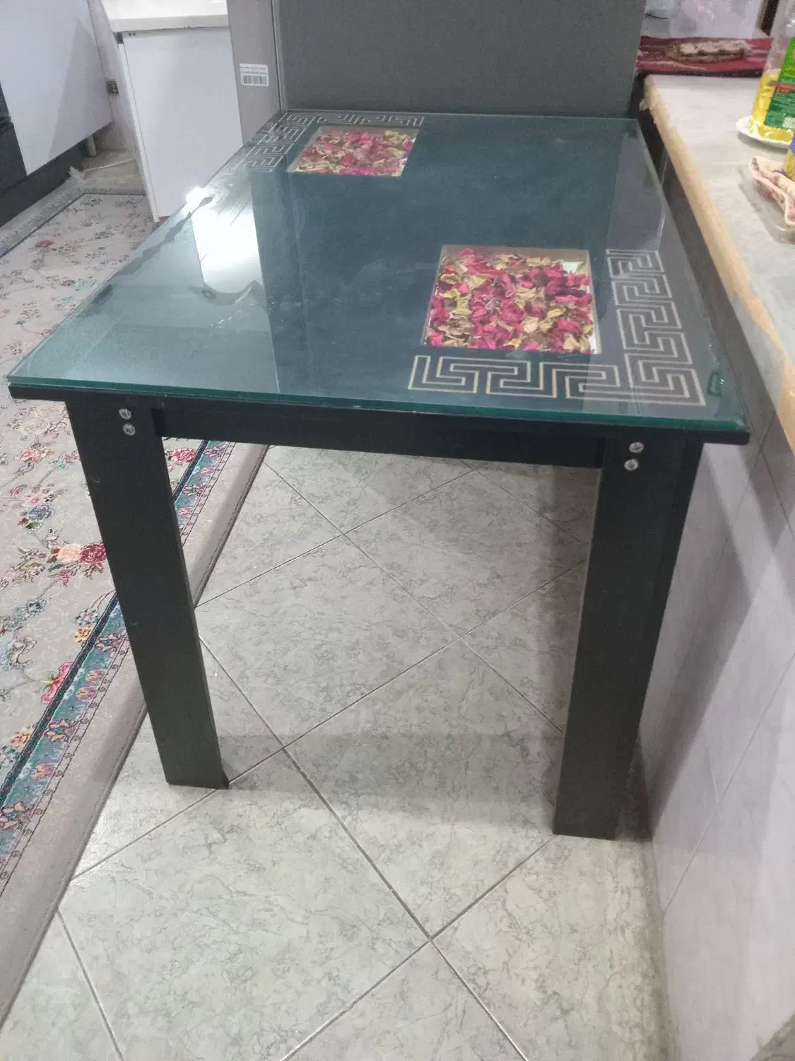 میز ناهارخوری. ۴ نفره.|مبلمان خانگی و میز عسلی|ساوه, |دیوار