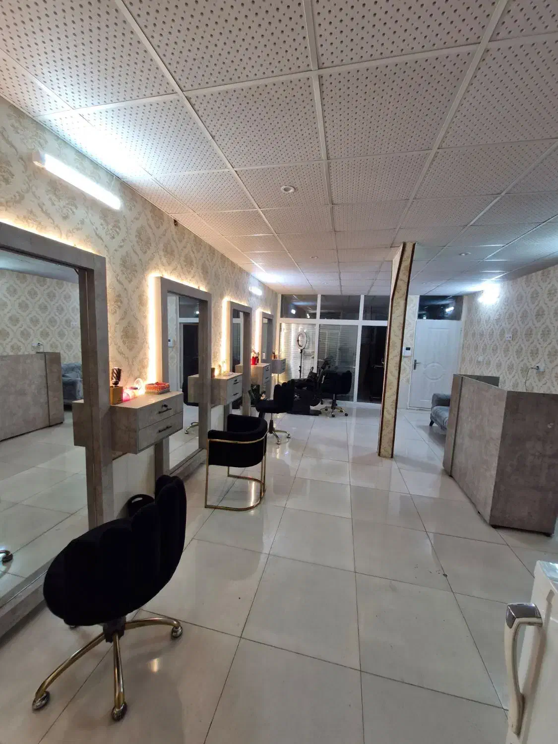اجاره لاین در سالن زیبایی لوکس و تازه بازسازی شده|خدمات آرایشگری و زیبایی|مشهد, هفت تیر (آب و برق)|دیوار