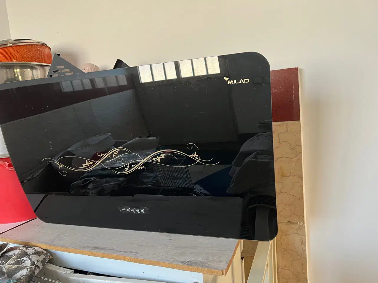 هود کاملا سالمه|هود|ری, شهادت|دیوار