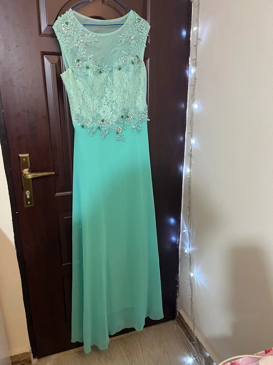 لباس مجلسی|لباس|رشت, منظریه|دیوار