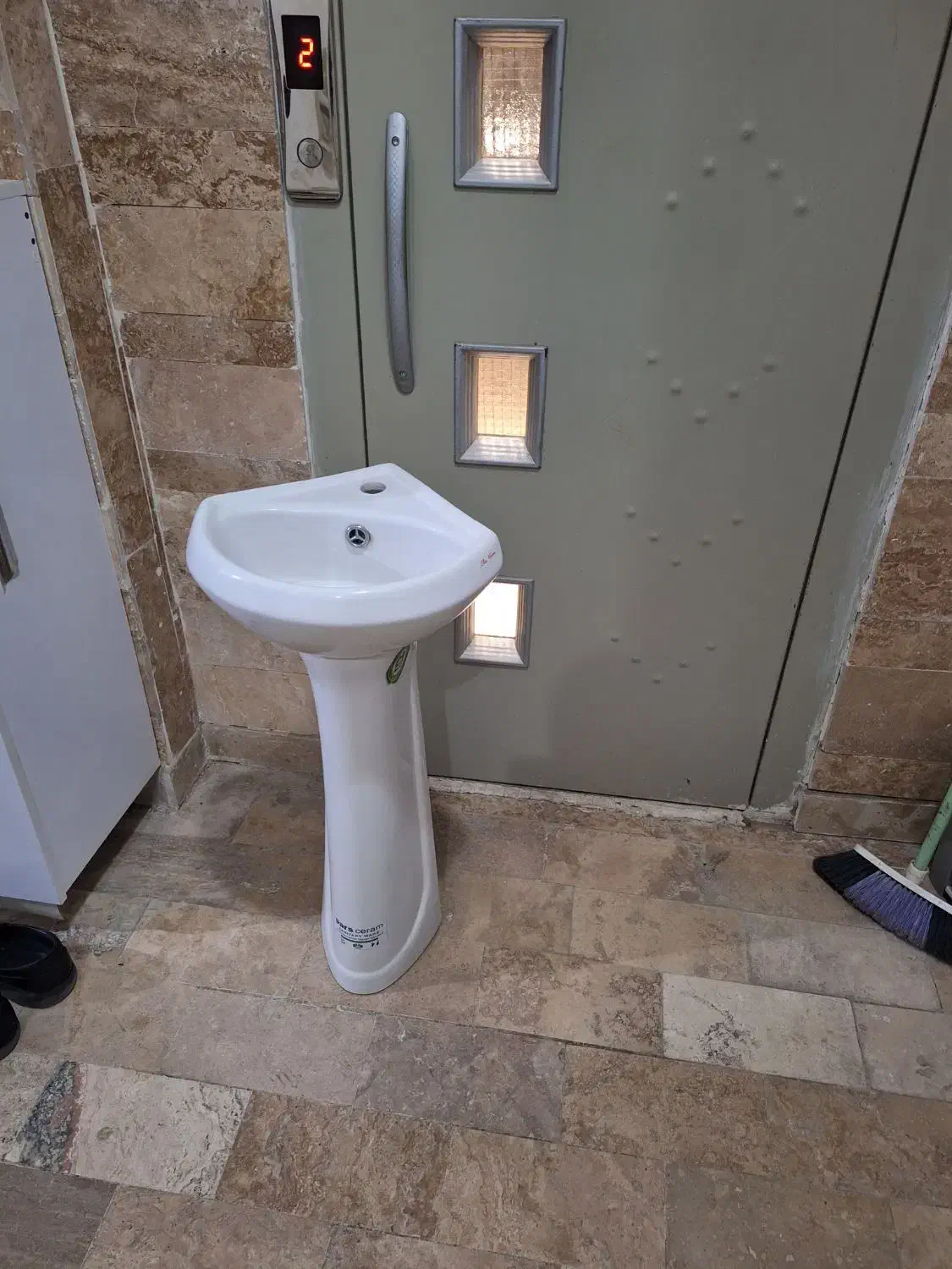 ۲ تا روشویی با پایه و یک آینه و باکس|لوازم سرویس بهداشتی|آستارا, |دیوار