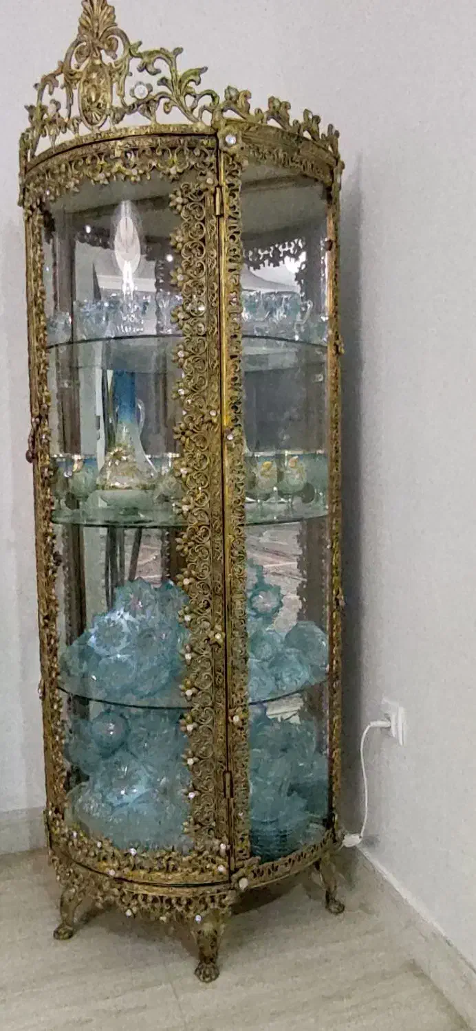 بوفه برنزی بسیار زیبا و جادار در حد نو|بوفه، ویترین، کنسول|قیدار, |دیوار