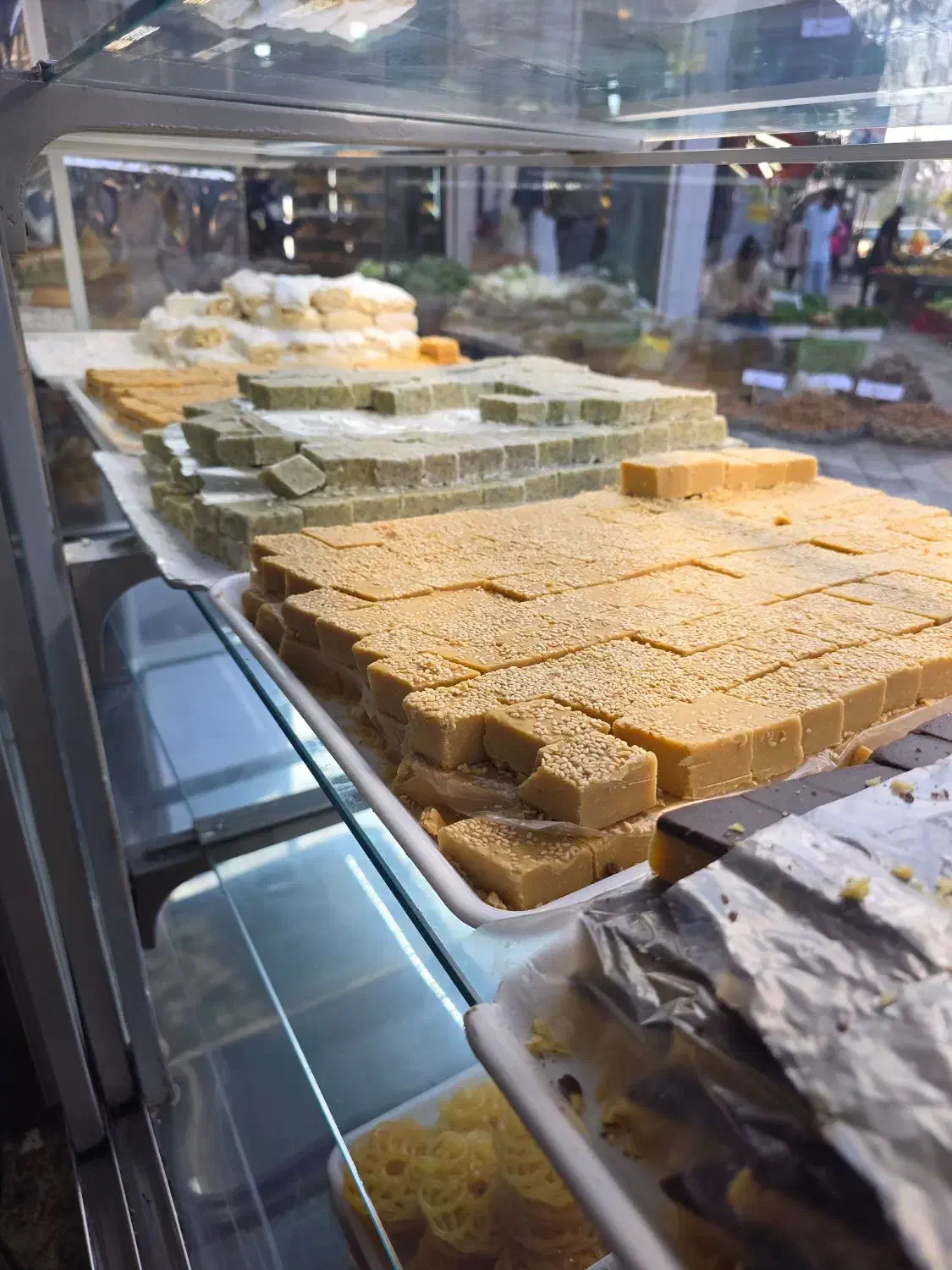 به یک فروشنده جوان خانم نیازمندیم|استخدام خدمات فروشگاه و رستوران|رشت, بازار|دیوار