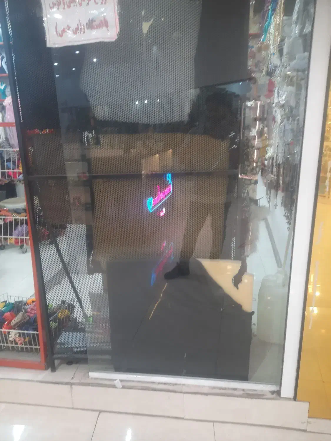 شیشه سکوریت برا دکور مغازه درب مغازه|فروشگاه و مغازه|جهرم, |دیوار
