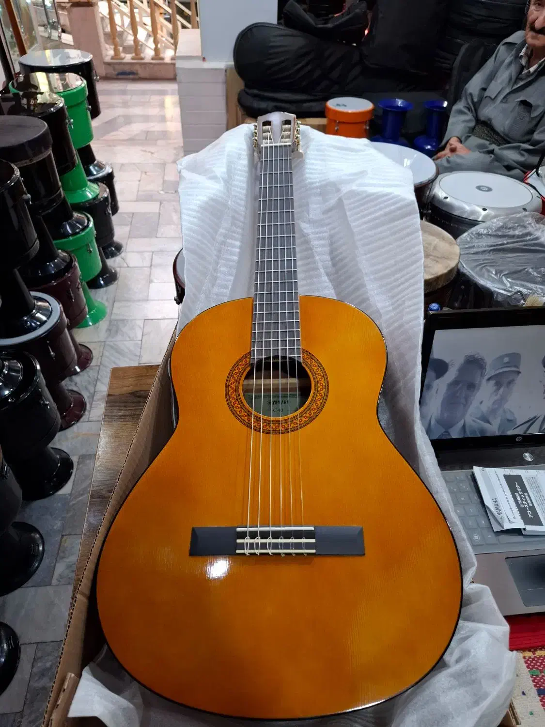 گیتار کلاسیک یاماها|گیتار، بیس، امپلیفایر|مهاباد (آذربایجان غربی), |دیوار