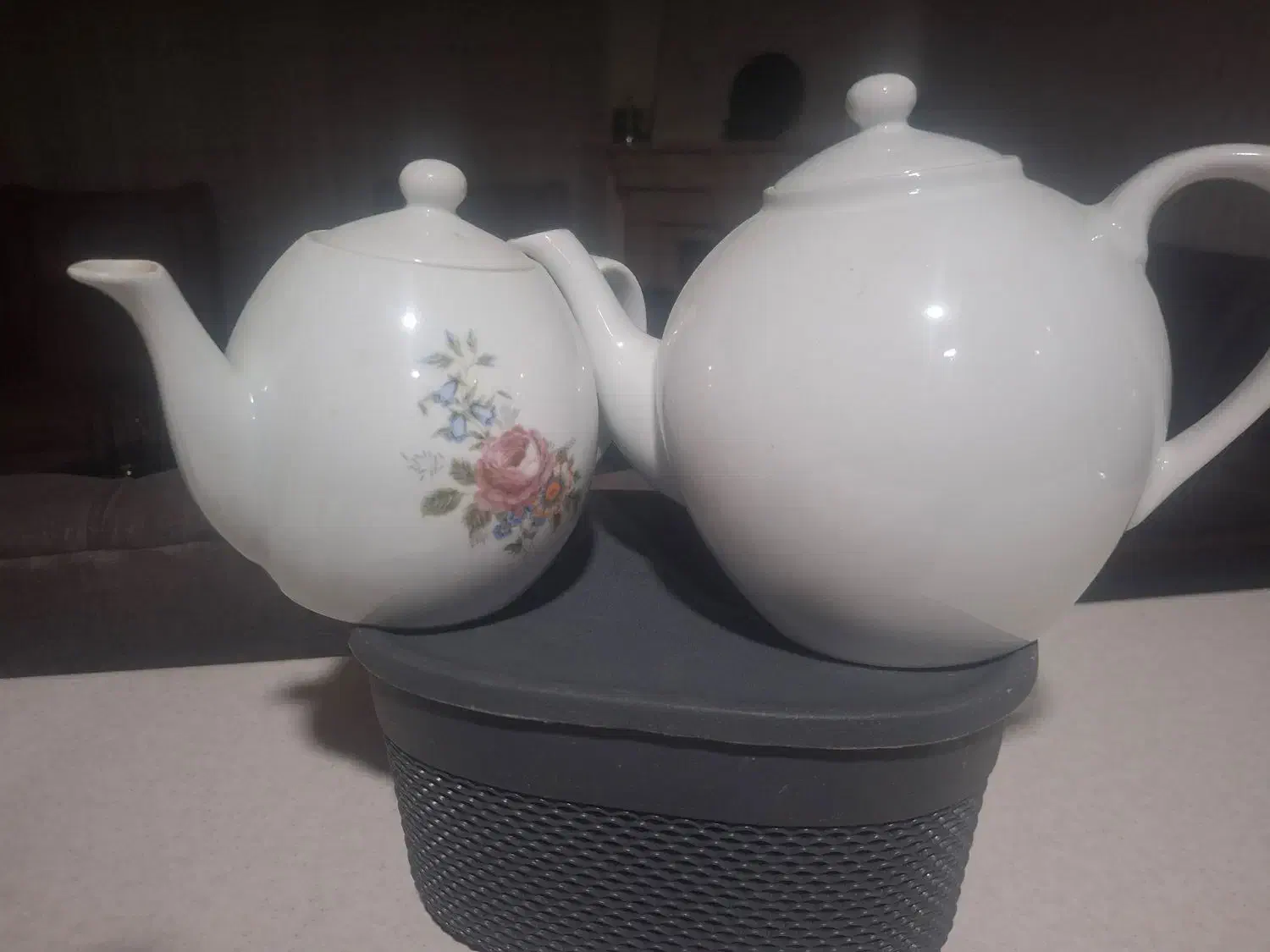 دوعددقوری خیلی خیلی قدیمی بسیارشیک .یکی بزرگ وکوچک|قوری، کتری، قهوهساز دستی|گرمسار, |دیوار