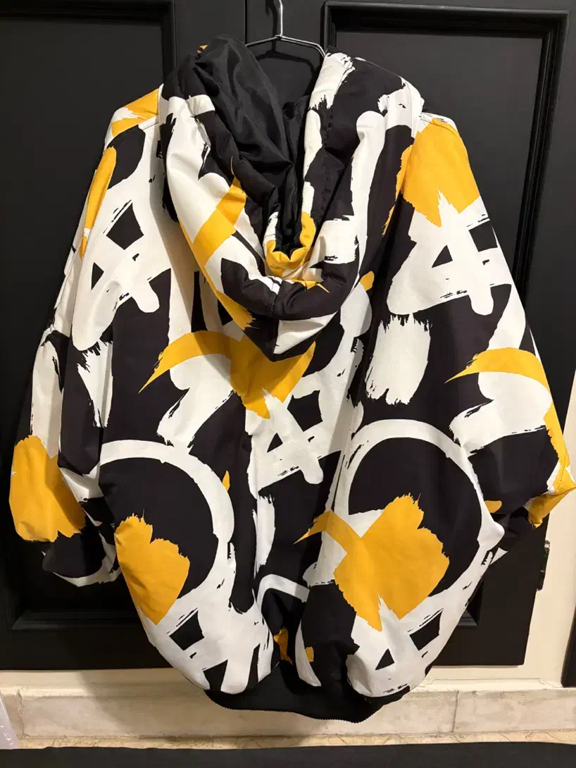 کاپشن|لباس|تهران, آسمان|دیوار