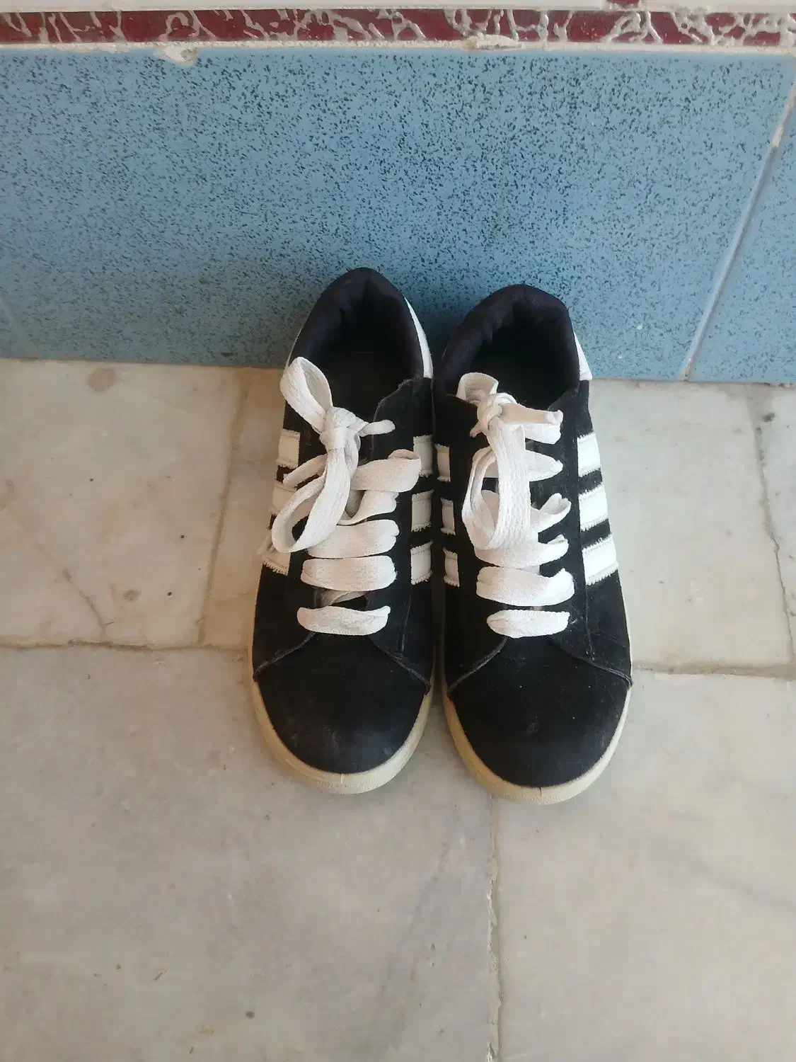 کفش|کیف، کفش، کمربند|خاش, |دیوار