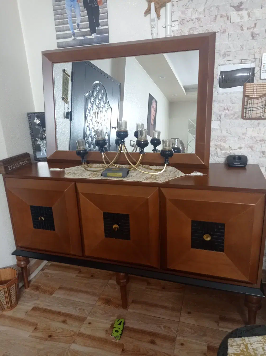 آیینه وکنسول بسیار تمیز در حد نو|بوفه، ویترین، کنسول|شاهینشهر, شهرک گلدیس|دیوار