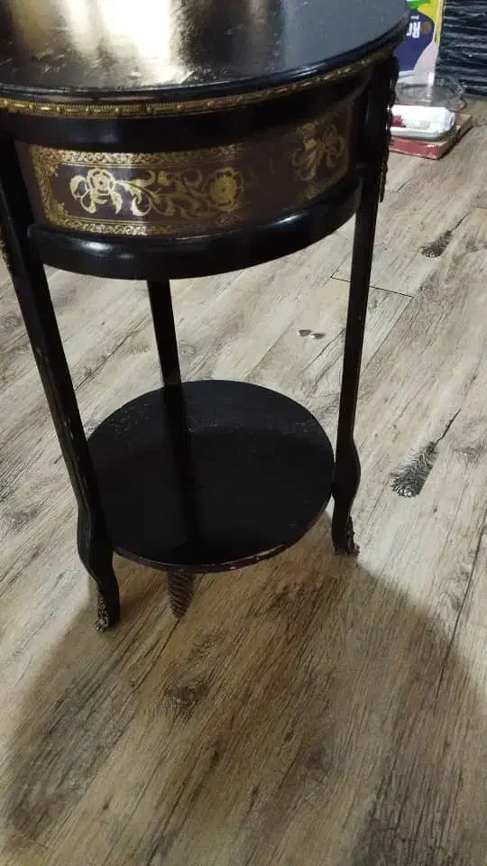 میز گرد چوبی|میز تلفن|شیراز, فرهنگ شهر|دیوار