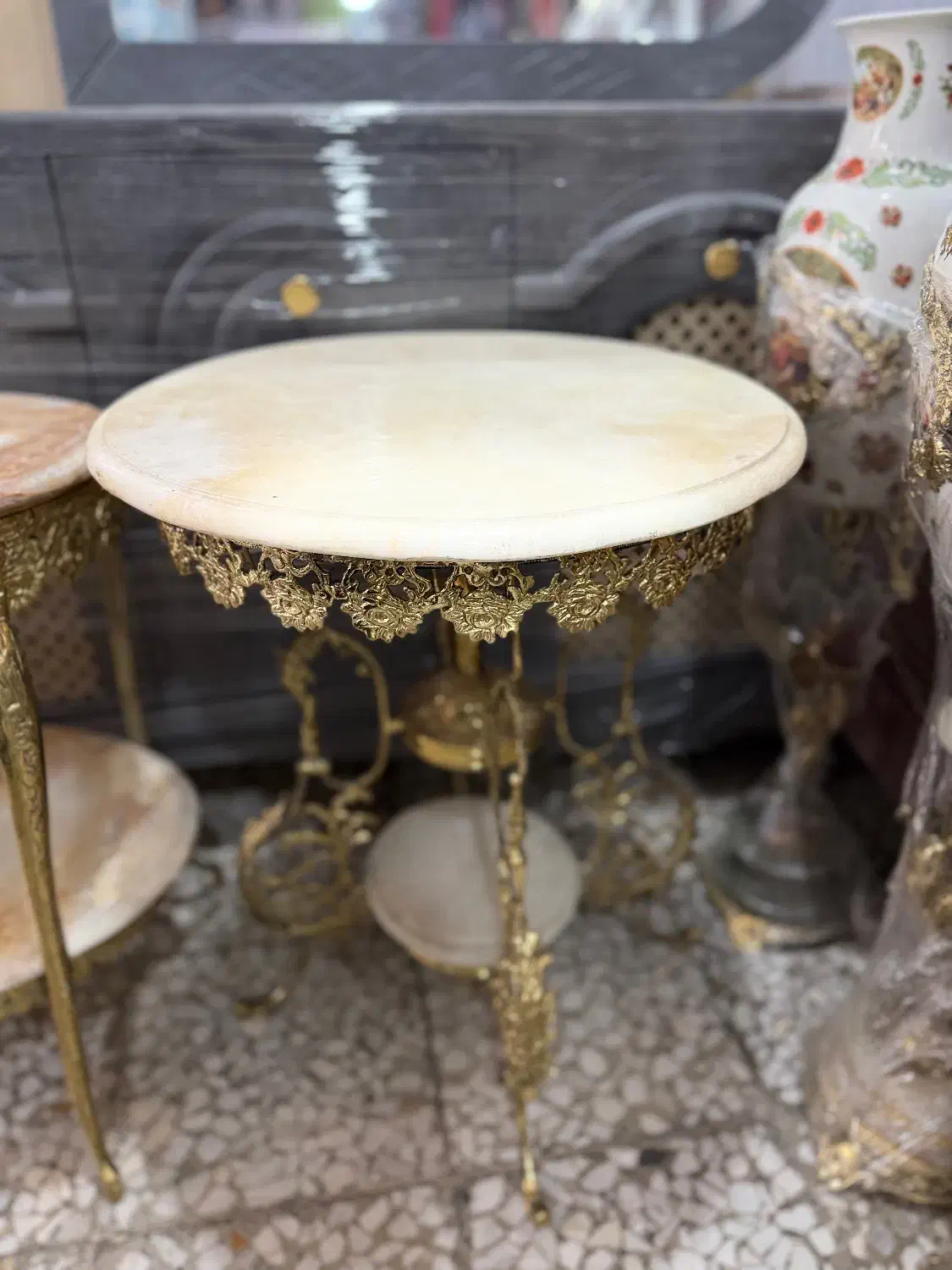 میز برنجی‌|کلکسیون اشیاء عتیقه|الیگودرز, |دیوار