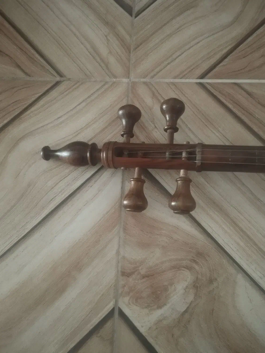 کمانچه پشت باز|سازهای سنتی|نهاوند, |دیوار