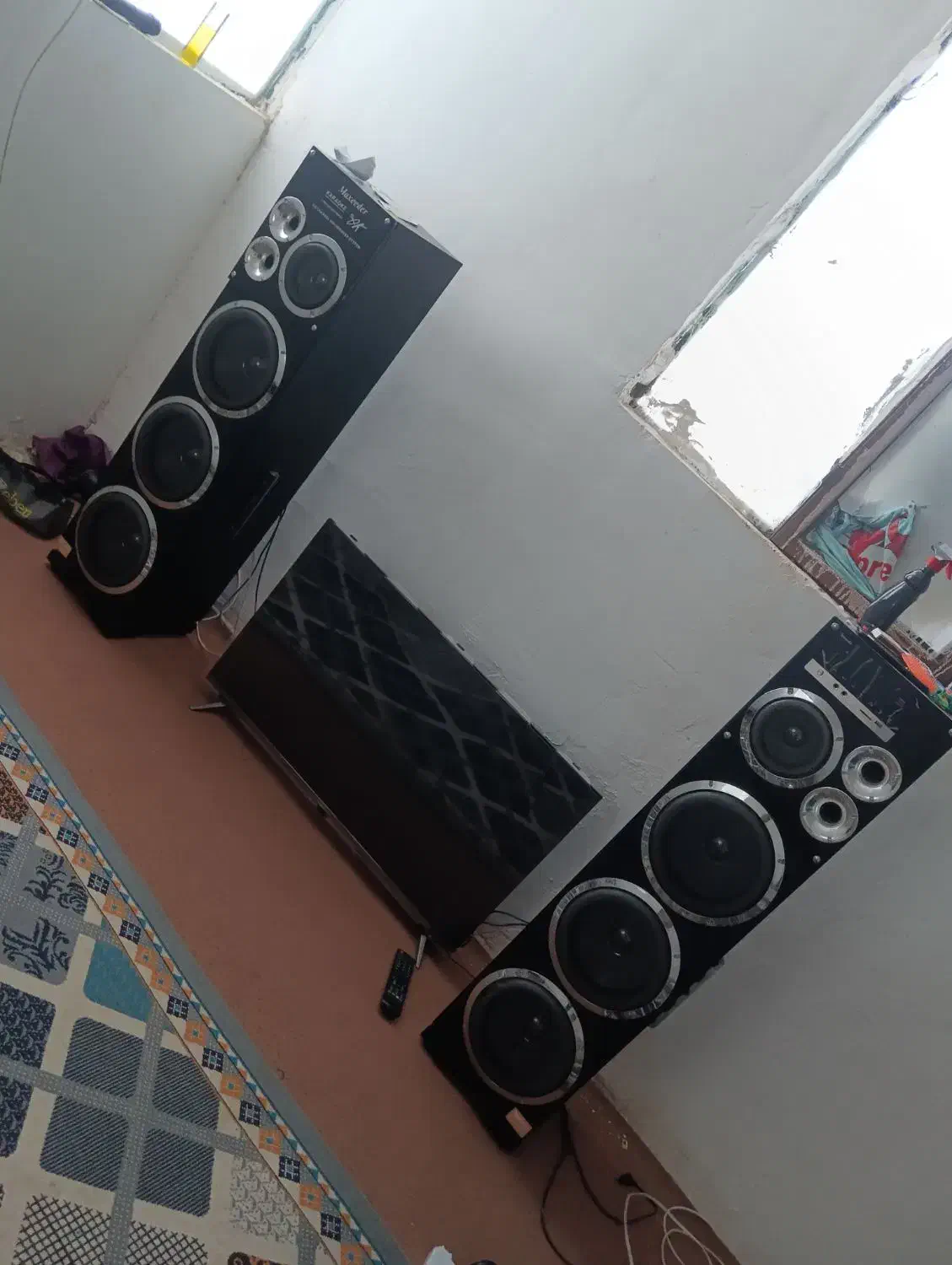 دوتا اسپیکر بزرگ و تلویزیون 42اینچ|تلویزیون و پروژکتور|بم, |دیوار