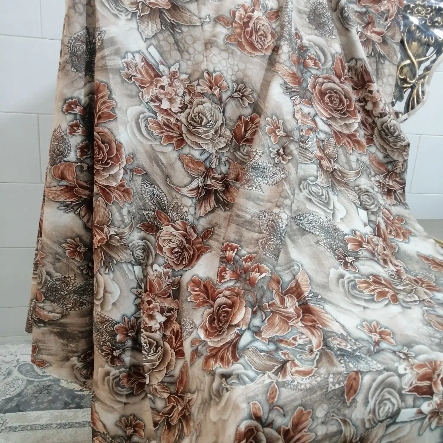 چادر رنگی|لباس|قم, باغ شریفی|دیوار