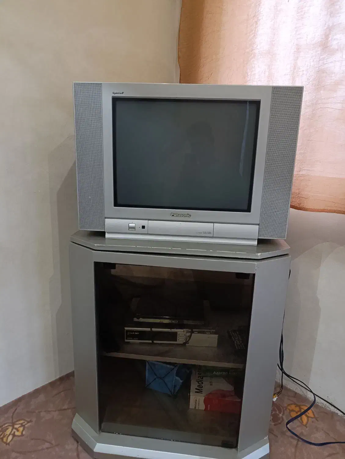 تلویزیون panasonic به همراه میز تلویزیون|تلویزیون و پروژکتور|نوشهر, |دیوار