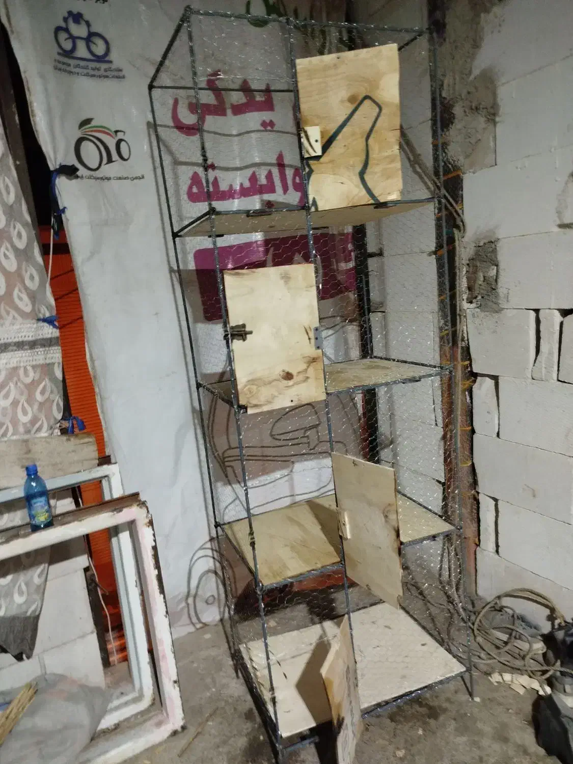 قفس کفتر و پرنده|پرنده|نیشابور, بنیاد شهید|دیوار