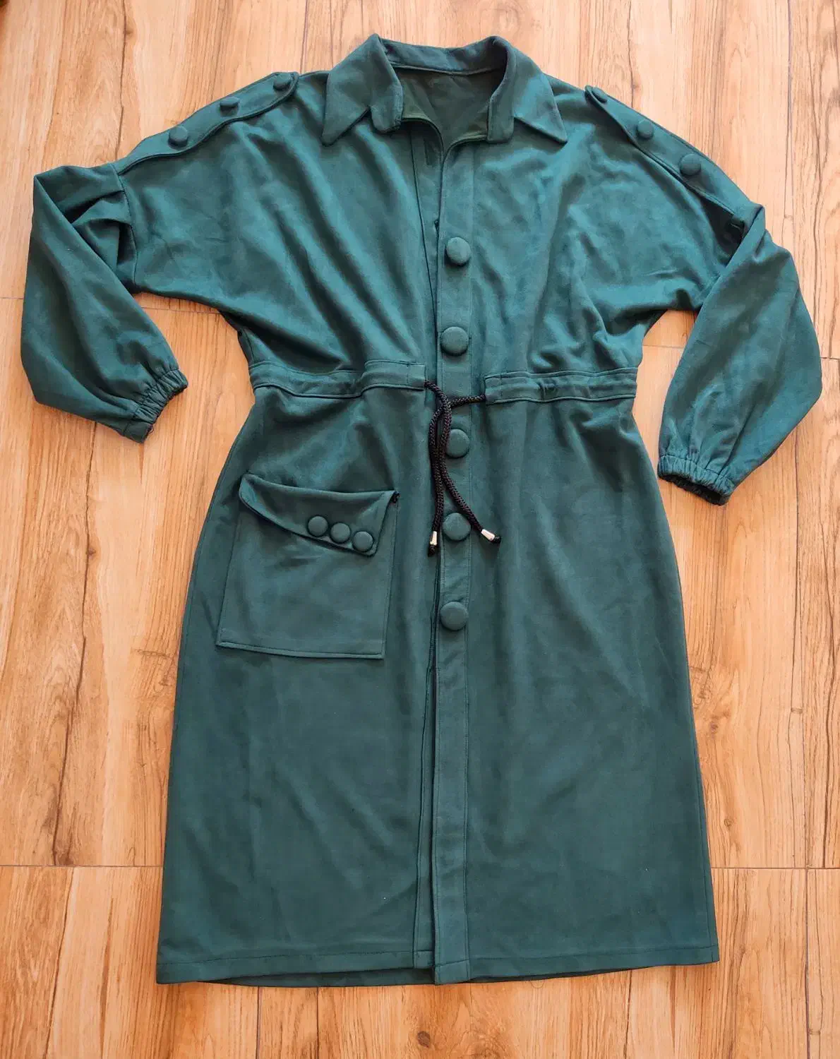 تعدادی پالتوبارانی و مانتو|لباس|میانه, |دیوار