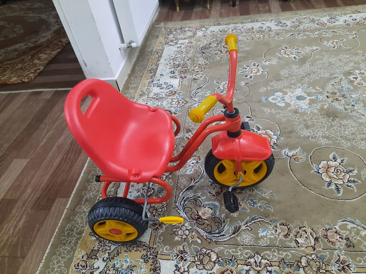 دو عدد سه چرخه|دوچرخه، اسکیت، اسکوتر|اندیشه, اندیشه فاز ۱|دیوار