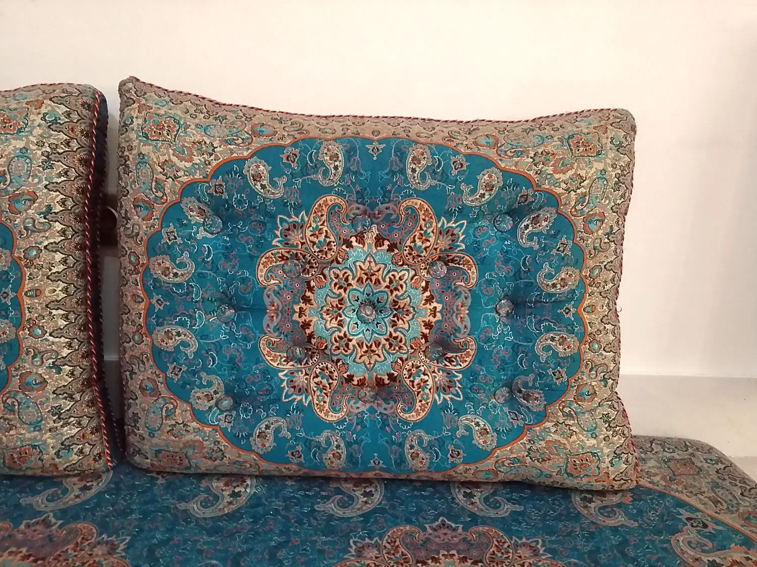 شاه نشین درحدنو ( تشک نشیمن فوم و ۲تا متکا)|مبلمان خانگی و میز عسلی|خرمآباد, |دیوار