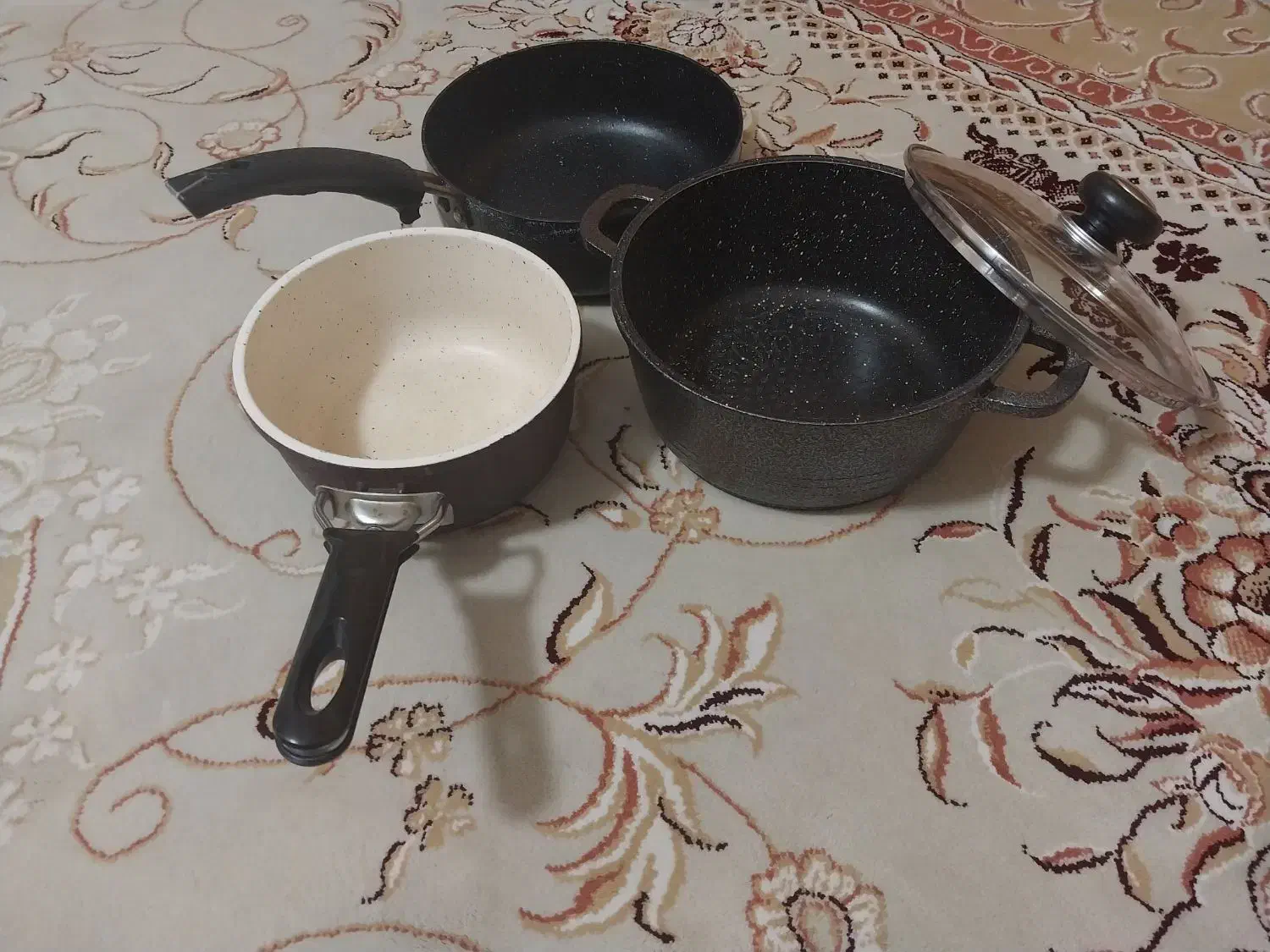 تعدادی قابلمه|ظروف پخت‌وپز|ایلام, |دیوار