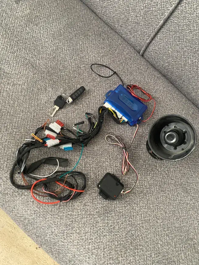 دزدگیر با دو ریموت و آژیر بزرگ سالم در حد|قطعات یدکی و لوازم جانبی|کرج, عظیمیه|دیوار