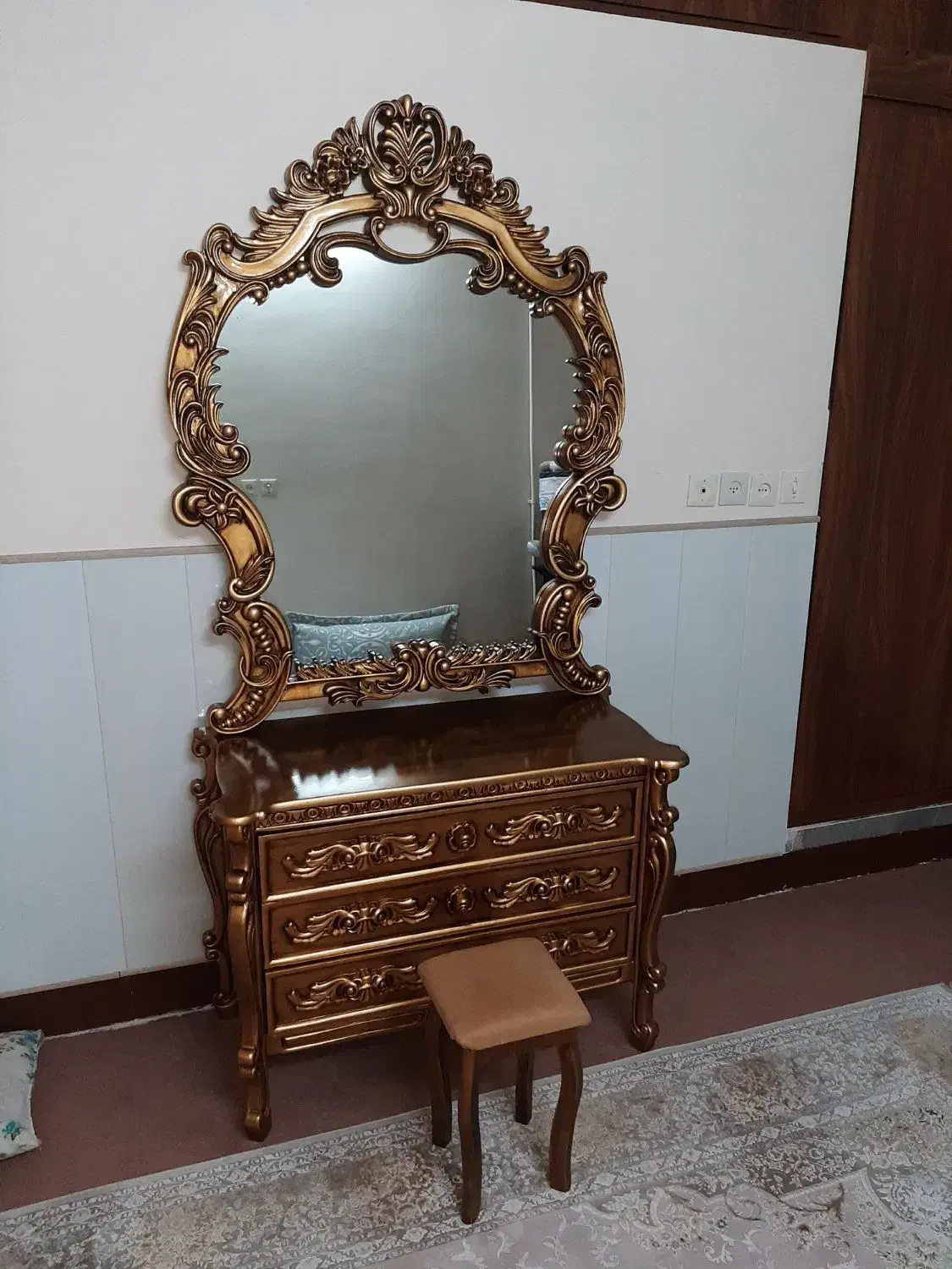 میز آرایش همراه با آینه|تخت و سرویس خواب|خمینیشهر, |دیوار