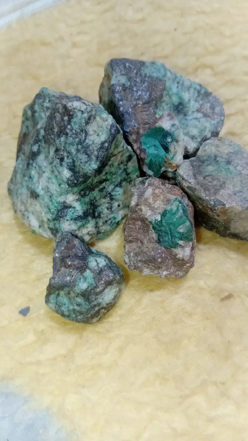 سنگ زمرد|جواهرات|شاهینشهر, گزبرخوار|دیوار