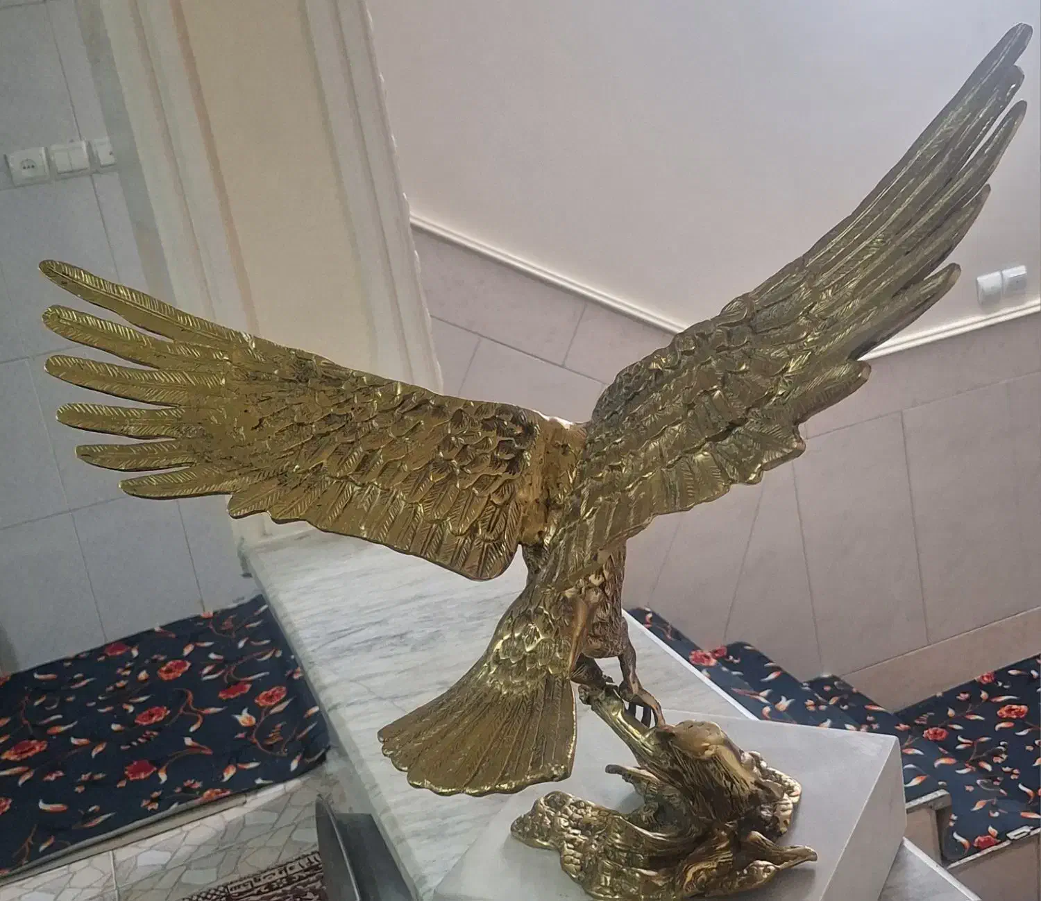 عقاب پایه سنگی برنز|مجسمه، تندیس، ماکت|قم, قلعه کامکار|دیوار