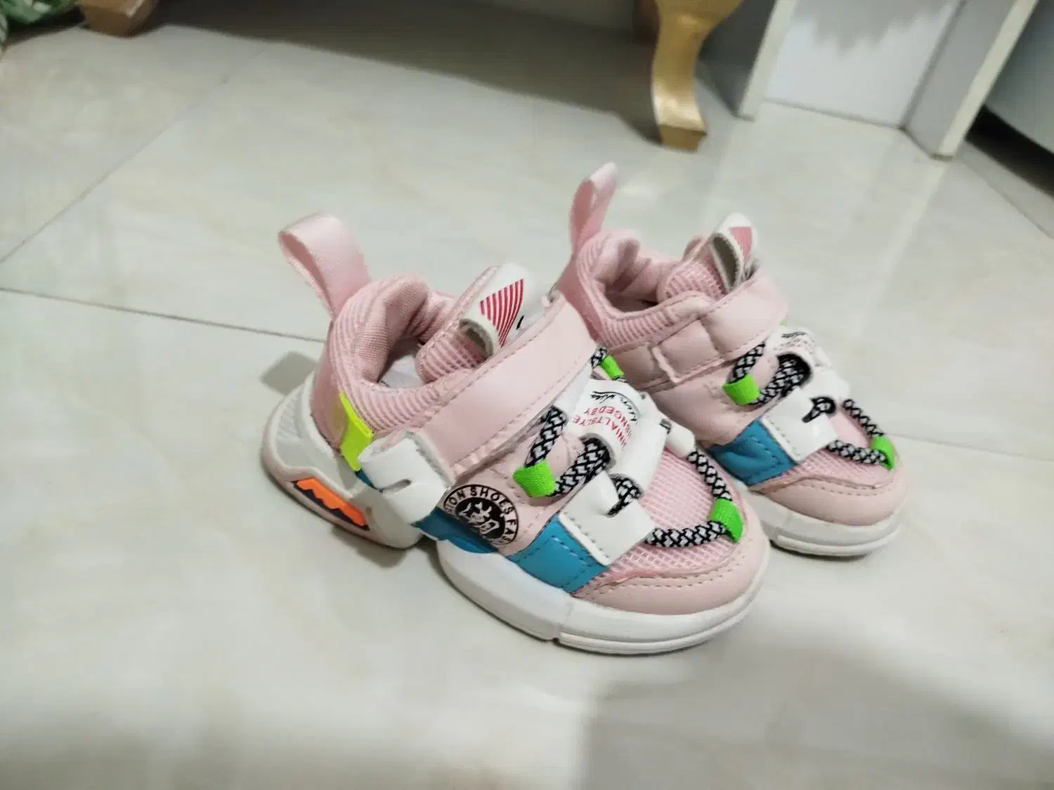 کفش نو|کیف، کفش، کمربند|رشت, شهریاران|دیوار