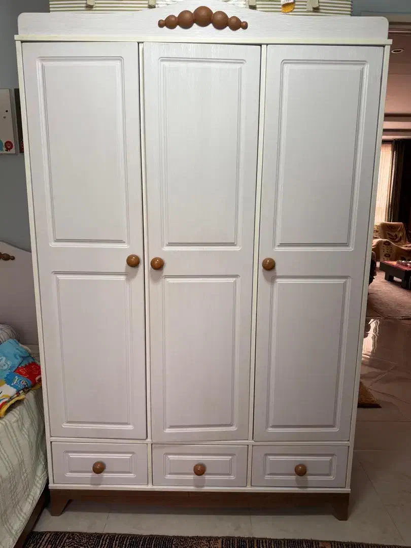 سرویس کمد ۳ درب و تخت . عسلی ویترین همراه کتابخانه|تخت و سرویس خواب|ری, اقدسیه|دیوار