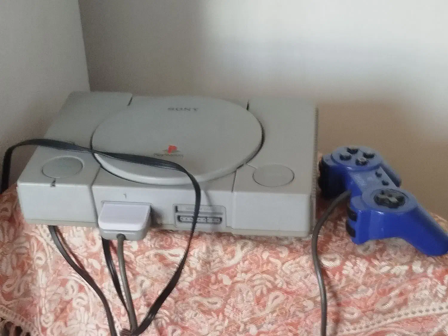 یک دستگاه سونی یک با یک دستگیره و مموری و ۵ حلقه|کنسول، بازی ویدئویی و آنلاین|همدان, |دیوار