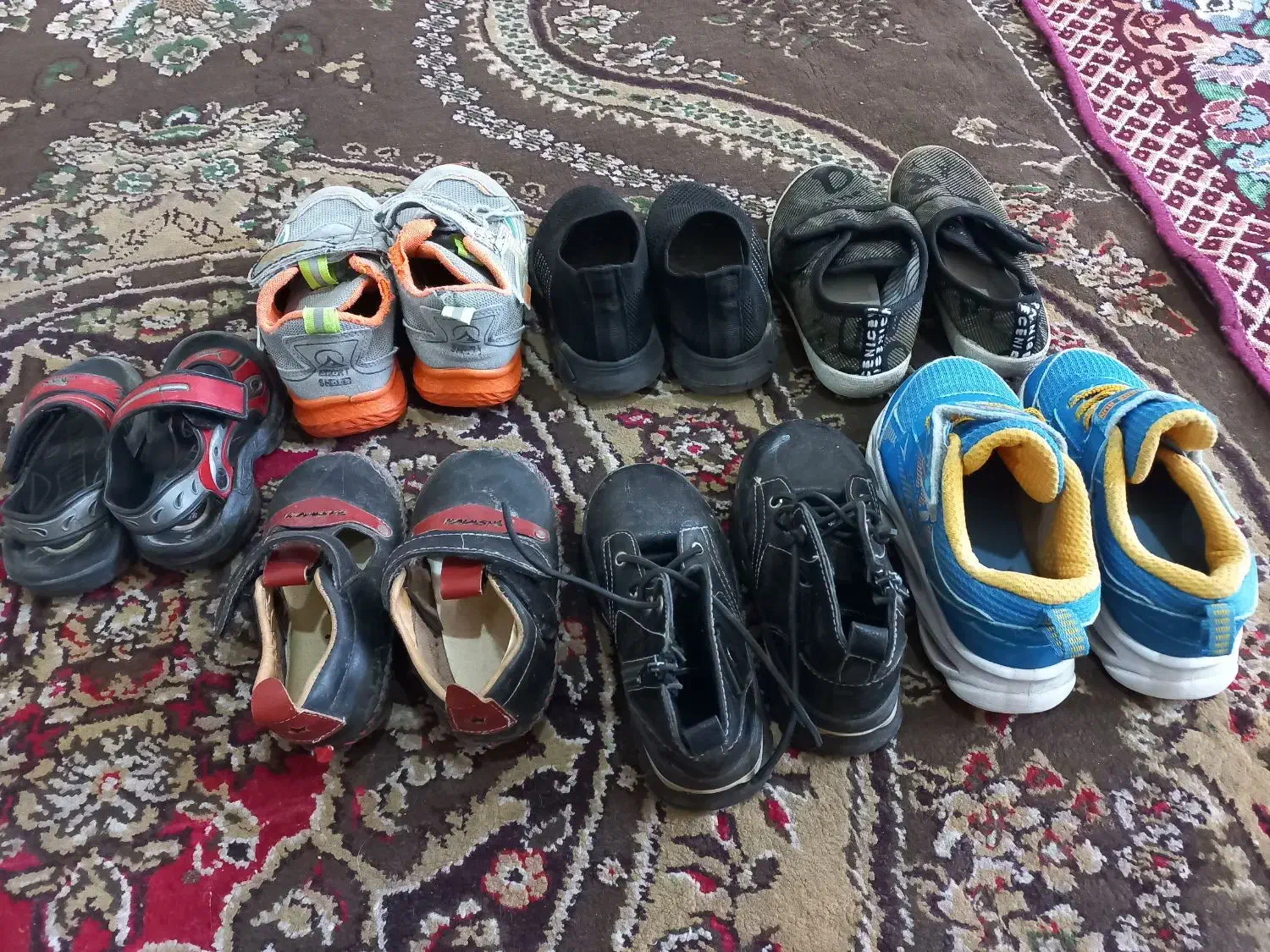 یه تعداد کفش و یه دست لباس زمستونی هودی و شلوار|کفش و لباس بچه|بندر امام خمینی, |دیوار