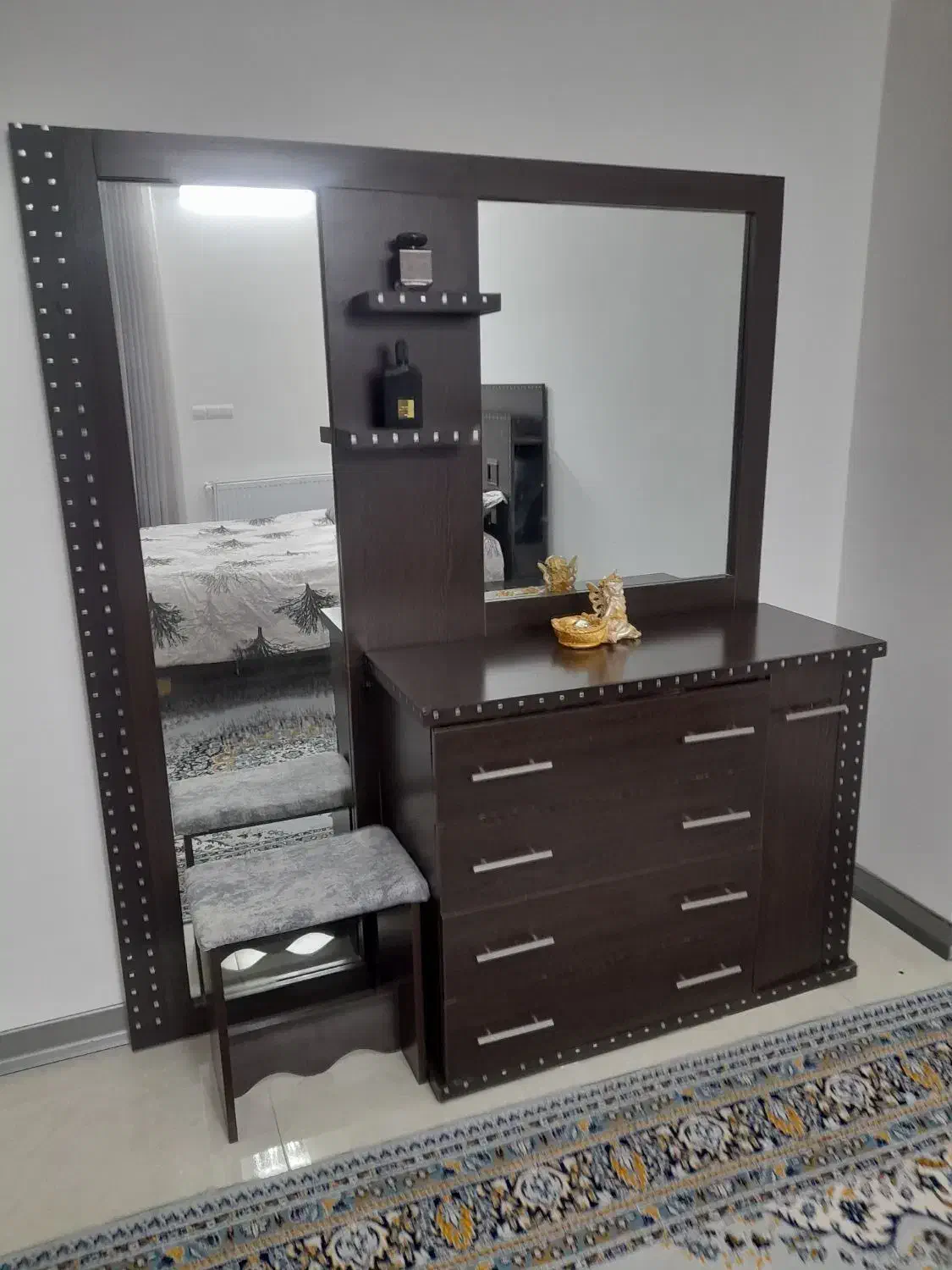 تخت دو نفره همراه با پا تختی و میز دراور|تخت و سرویس خواب|شیراز, شهرک مطهری|دیوار