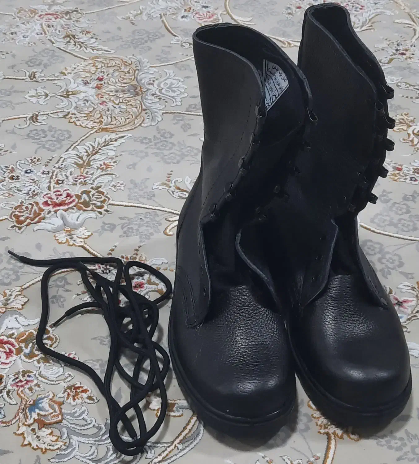 لباس و پوتین سربازی|لباس|کاشان, شهرک امیرالمومنین|دیوار