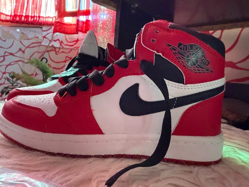 کتونی نایک جردن قرمز|کیف، کفش، کمربند|هشتگرد, هیو|دیوار