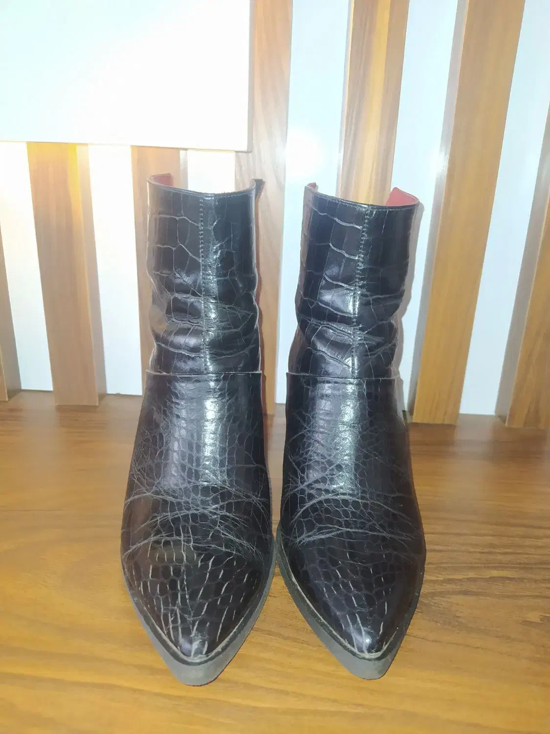 پوتین زنانه|کیف، کفش، کمربند|لاهیجان, انقلاب|دیوار