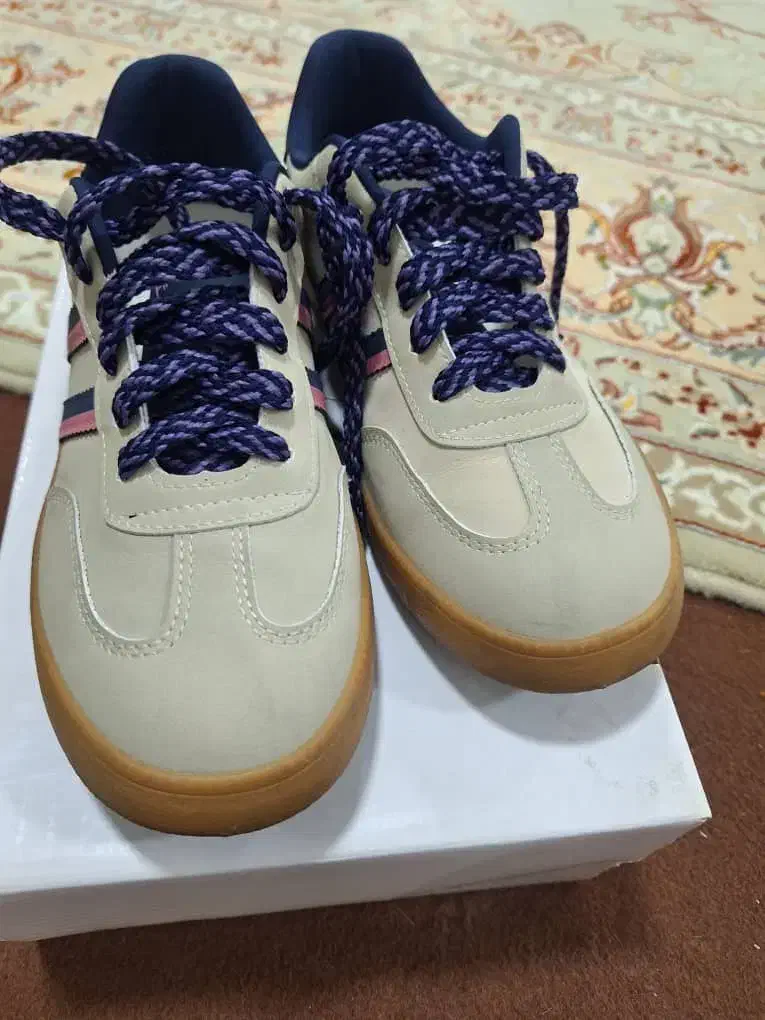 کفش کتونی|کیف، کفش، کمربند|شهرکرد, |دیوار