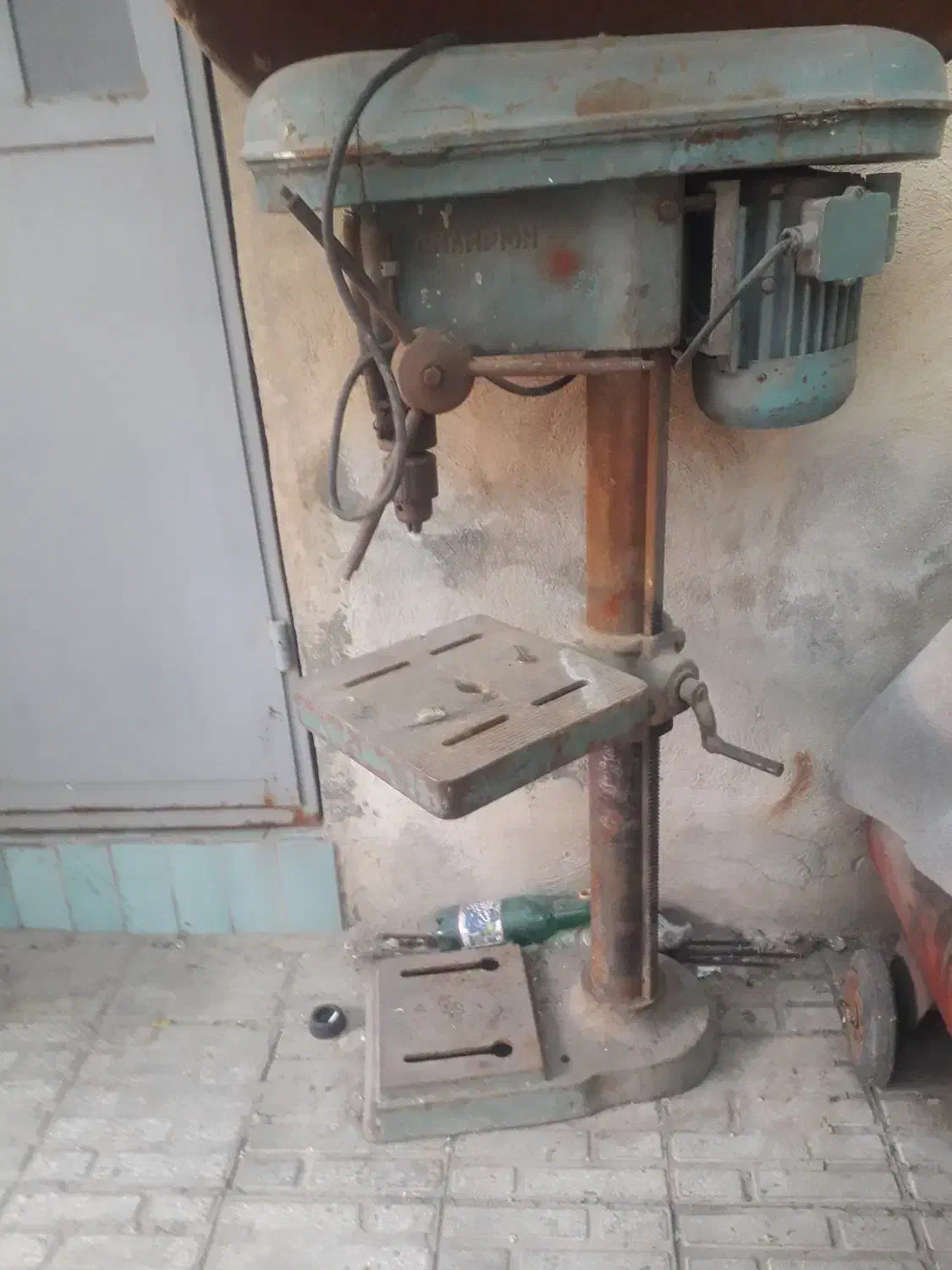 ابزار الات|ابزارآلات|سیاخ دارنگون, |دیوار