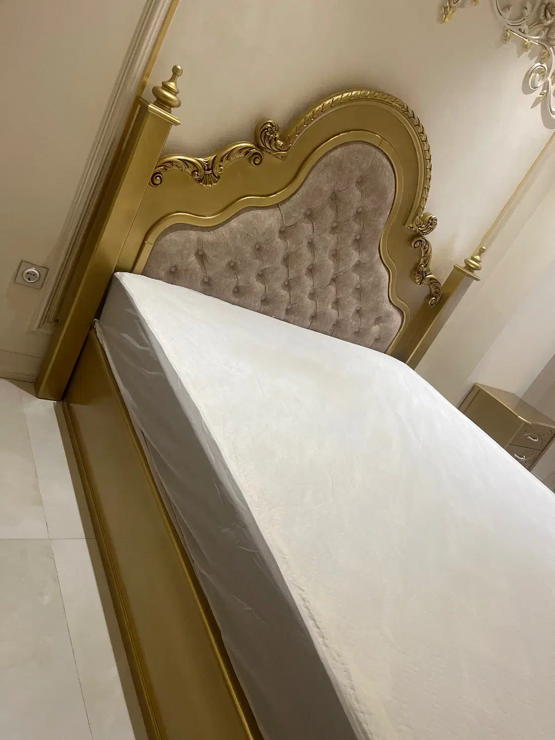 تخت دونفره چوب اصل رنگ طلایی|تخت و سرویس خواب|تهران, امیریه|دیوار