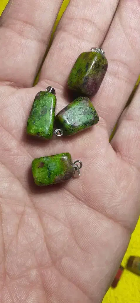 مدال آویزهای سنگ طبیعی طرح دفرمه خاص و کمیاب|جواهرات|ارومیه, |دیوار