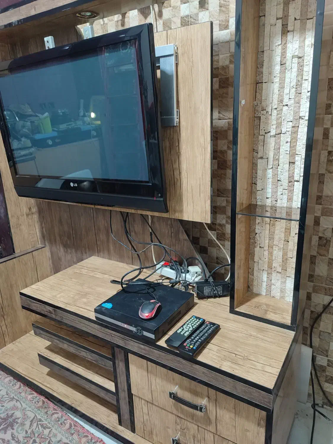 تلویزیون32اینچ LG با میز چراغ دار۷۸۰۰|تلویزیون و پروژکتور|شاهرود, |دیوار