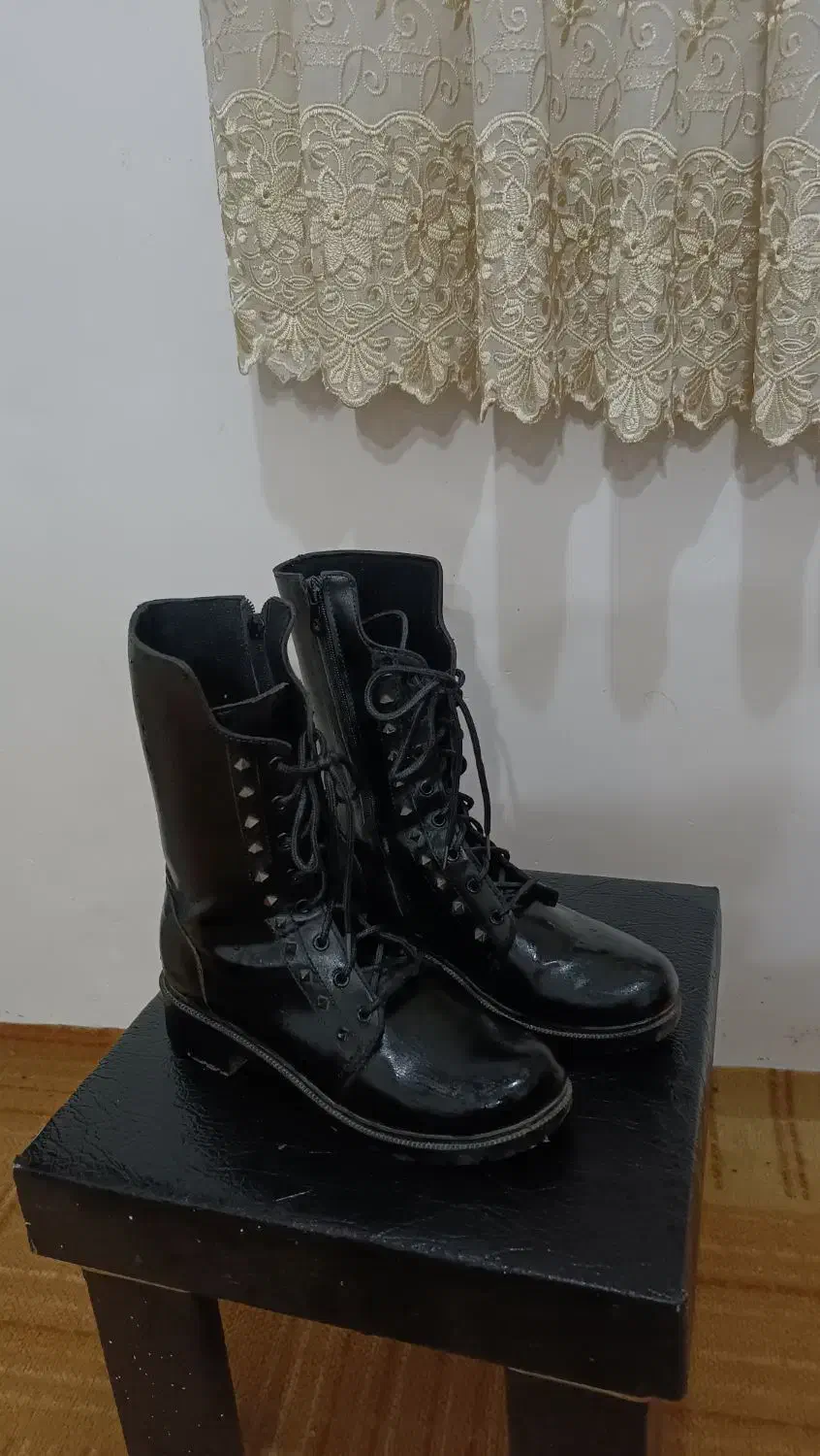 بوت در حد نو کاملا سالم 1بار پوشیده شده|کیف، کفش، کمربند|فومن, |دیوار