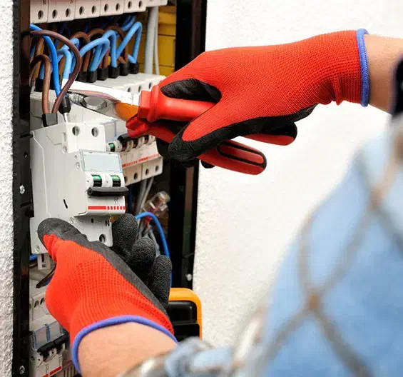 استخدام برقکار صنعتی در شرکت نیروگاه خورشیدی|استخدام صنعتی، فنی، مهندسی|کاشان, میدان کهنه|دیوار